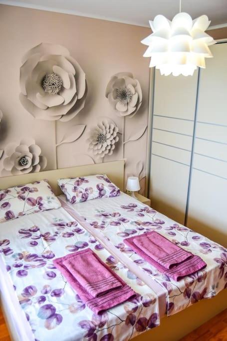 Charming Sunny Apartment+Swimming Pool 圣君士坦丁和海伦那 外观 照片